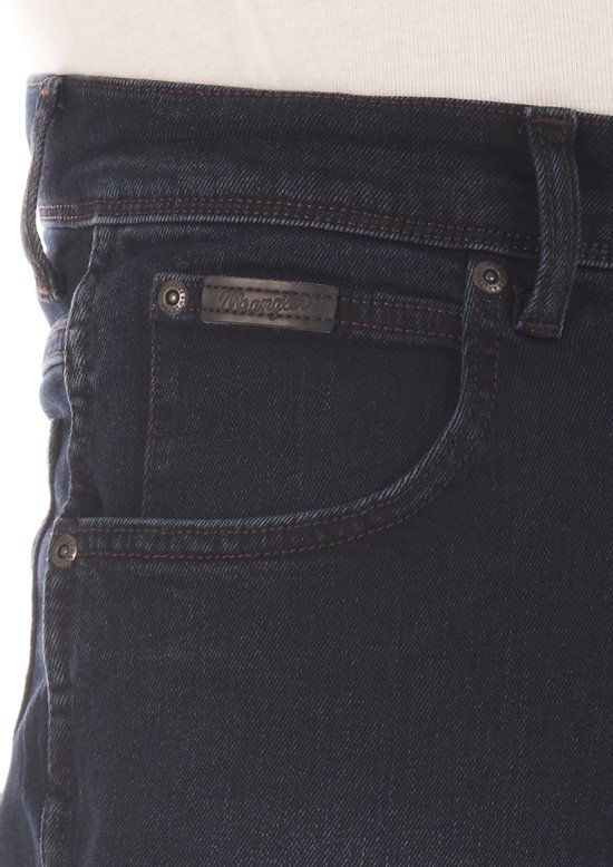 Donkerblauwe denim jeans met een klein leren Wrangler-label op de coin pocket.