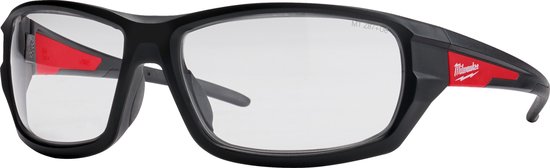 Milwaukee Performance Veiligheidsbril met transparante glazen, zwart montuur met rode accenten.