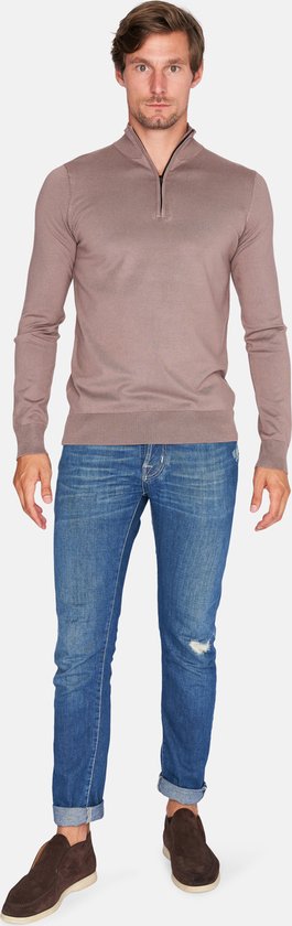Man met casual opstaande kraag trui met halve rits in deep taupe, met jeans.
