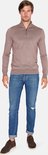 Man met casual opstaande kraag trui met halve rits in deep taupe, met jeans.