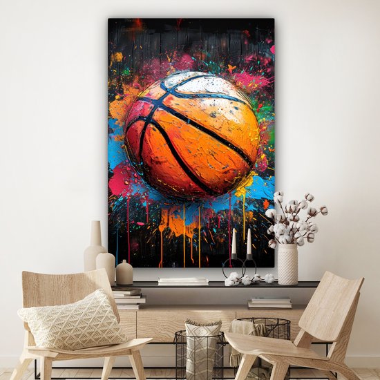Peinture d'un ballon de basket éclaboussé de touches de peinture vive.