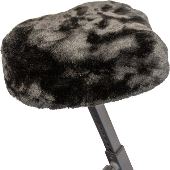 Housse de selle noire et duveteuse avec cordon de serrage, sur un guidon sombre.