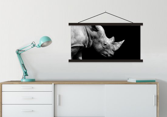 Porte-affiche avec affiche - Affiche scolaire - Portrait photo rhinocéros sur fond noir en noir et blanc - 90x45 cm - Lattes noires