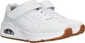 Een paar witte Skechers sneakers met klittenband, veters en gummen zolen.