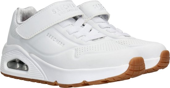 Een paar witte Skechers sneakers met klittenband, veters en gummen zolen.