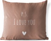 Buitenkussen - Engelse quote "P.S. i love you" met een hartje tegen een bruine achtergrond - 45x45 cm - Weerbestendig
