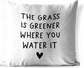 Buitenkussen Weerbestendig - Engelse quote "The grass is greener where you water it" met een hartje tegen een witte achtergrond - 50x50 cm