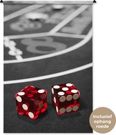 Wandkleed Rood zwart wit - Een zwart-wit foto van een pokertafel met rode dobbelstenen Wandkleed katoen 120x180 cm - Wandtapijt met foto XXL / Groot formaat!
