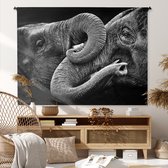Wandkleed - Wanddoek - Omhelzing olifanten op zwarte achtergrond in zwart-wit - 180x135 cm - Wandtapijt