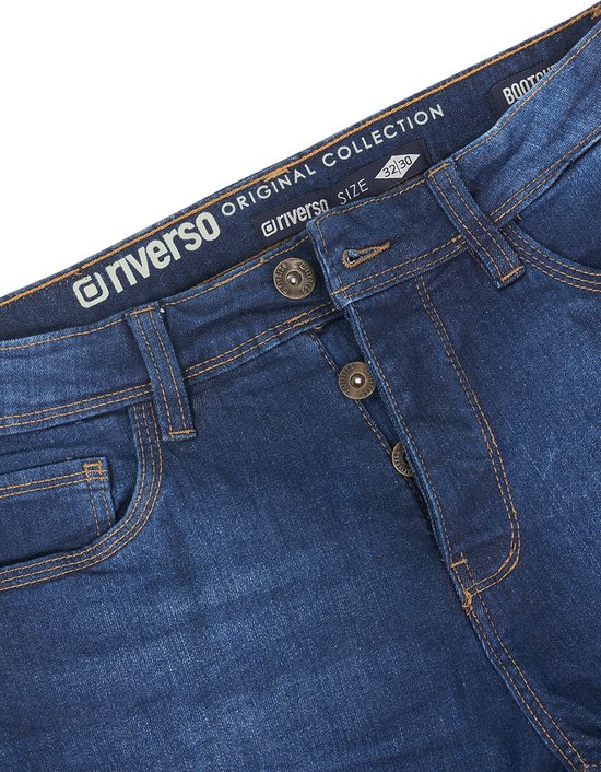 Sluiting van een blauwe jeans met knopen, met het label 'riverso original collection' en maat 32/30.