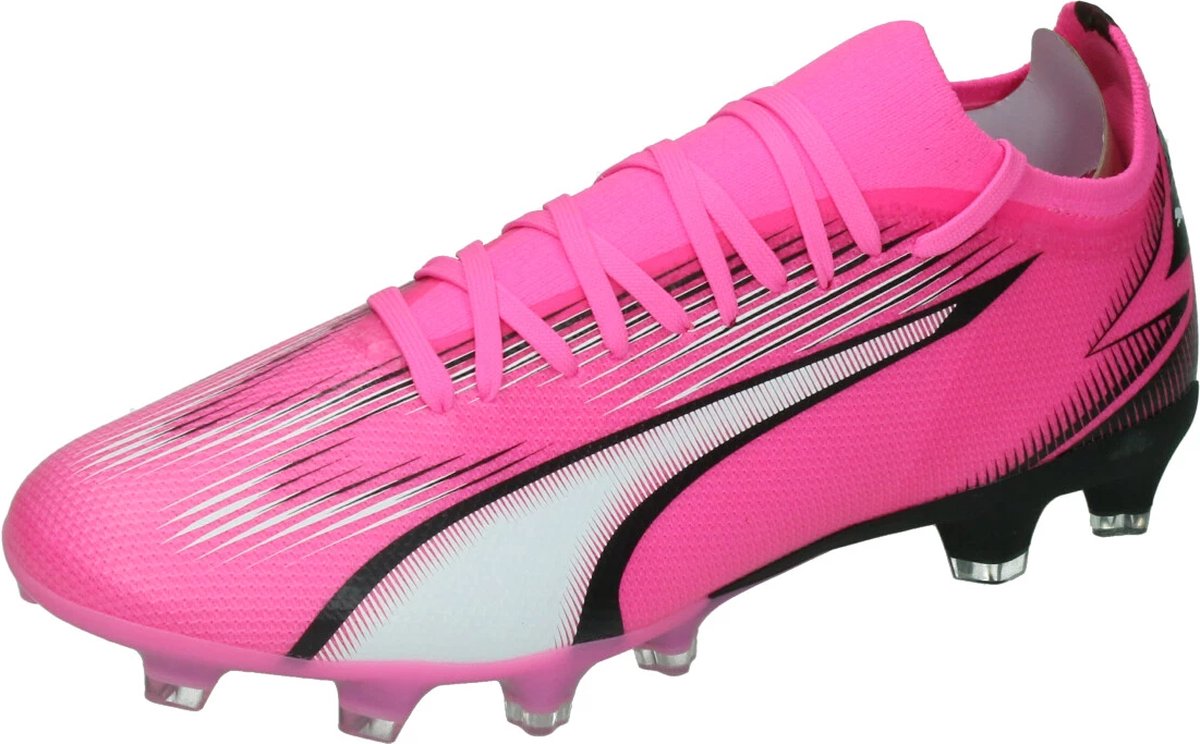 PUMA ULTRA MATCH FG/AG voetbalschoenen in Poison Pink met zwarte en witte details, maat 42.5, lichtgewicht en gripversterkt.