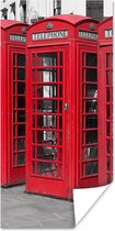 Poster Zwart-wit foto van vier rode telefooncellen - 60x120 cm