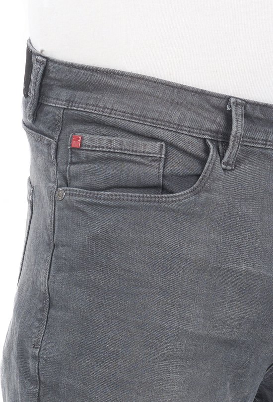 Grijze denim jeans met een klein rood detail op de zak.