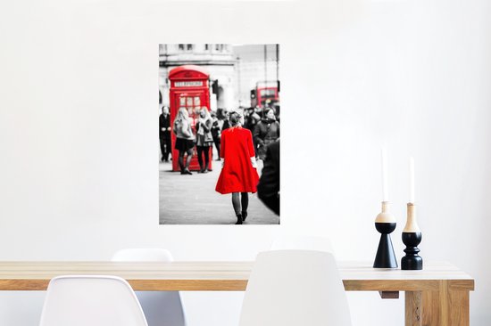 Photo Zwart et blanc d'une femme en manteau rouge marchant dans les rues de Londres Poster 60x90 cm - Tirage photo sur Poster (décoration murale salon / chambre)