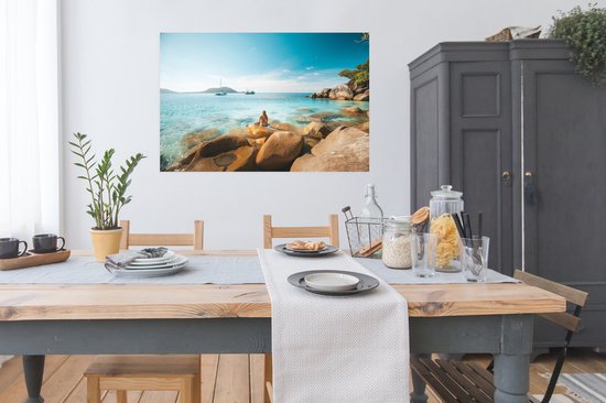 Rotsen aan de kust van een tropisch strand 120x80 cm / Zee en Strand - Foto print op Poster (wanddecoratie woonkamer / slaapkamer)