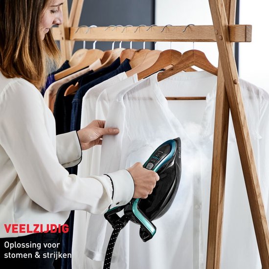 Vrouw gebruikt Tefal Pro Express Vision stoomgenerator op een wit overhemd, met tekst "VEELZIJDIG".
