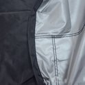 Detail van de naden en de dubbelzijdige stof van een zwarte hoes.