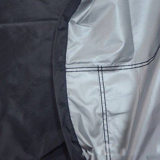 Detail van de naden en de dubbelzijdige stof van een zwarte hoes.