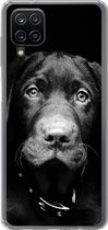 Geschikt voor Samsung Galaxy A12 hoesje - Close-up labrador puppy tegen zwarte achtergrond in zwart-wit - Siliconen Telefoonhoesje