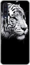 Geschikt voor Samsung Galaxy A50 hoesje - Studio shot witte tijger op zwarte achtergrond in zwart-wit - Siliconen Telefoonhoesje