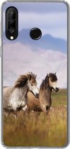 Geschikt voor Huawei P30 Lite hoesje - Paarden - Gras - Bergen - Siliconen Telefoonhoesje