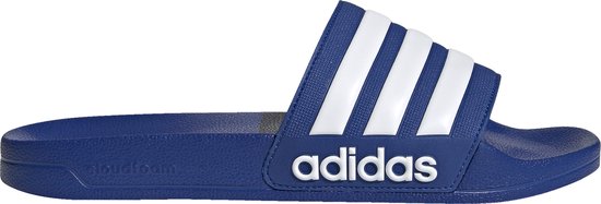 Blauwe Adidas slipper met witte strepen, logo en 'cloudfoam'.