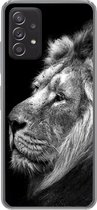 Geschikt voor Samsung Galaxy A53 5G hoesje - Leeuw tegen zwarte achtergrond in zwart-wit - Siliconen Telefoonhoesje