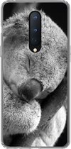 Geschikt voor OnePlus 8 hoesje - Slapende koala op zwarte achtergrond in zwart-wit - Siliconen Telefoonhoesje