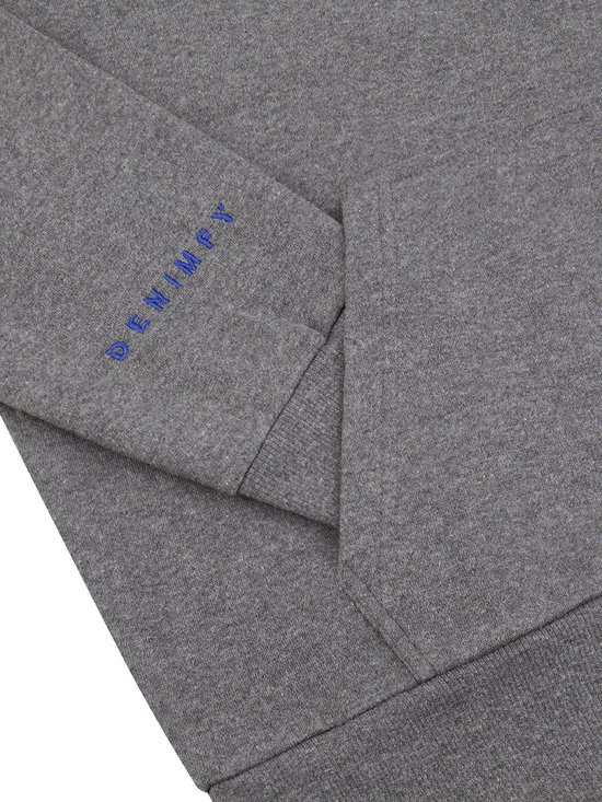 Close-up van de mouw van een grijze hoodie van DENIMFY met geborduurde blauwe tekst.