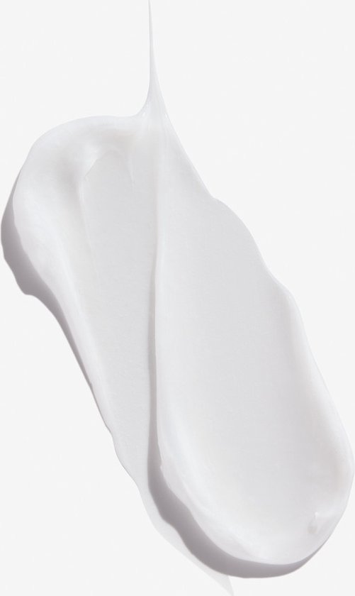 Een veeg witte crème op een witte achtergrond.
