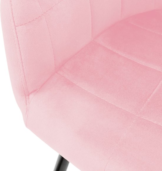Chaise velours rose avec coutures carrées sur l'assise et le dossier.
