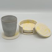 Dearest Candles - set onderzetters - handgemaakt - ecologische jesmonite - set van 4 onderzetters - geel marmer - uniek - in houder - decoratie