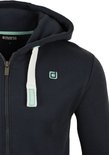 Detail van de zak en het label van een donkerblauwe sweater.