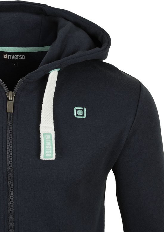 Detail van de zak en het label van een donkerblauwe sweater.