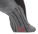 Chaussettes de course grises Falke RU4 avec côtes noires et texte Falke rouge sur la semelle.