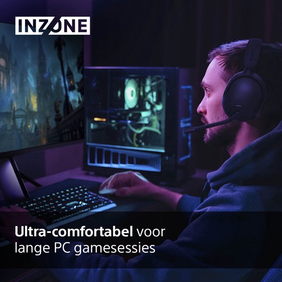Gamer met zwarte Sony INZONE H5 gaming headset, ultracomfortabel voor lange PC-gamesessies.