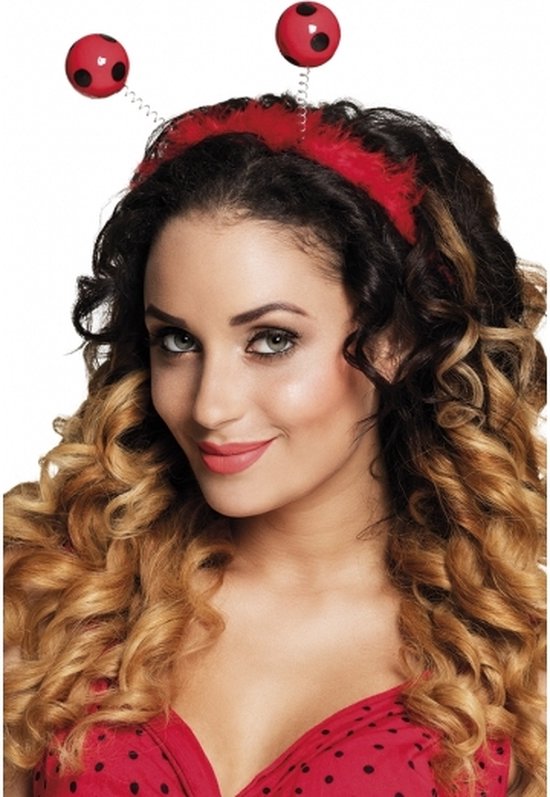 Rode diadeem met zwarte stippen en veren, met twee spiraaltjes met rode lieveheersbeestjesbolletjes.