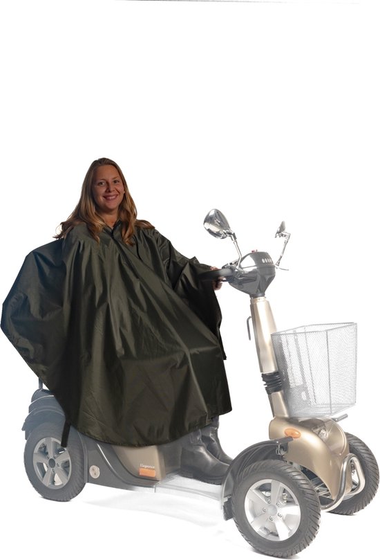 Vrouw in donkergroene regenponcho op een beige scootmobiel, witte achtergrond.