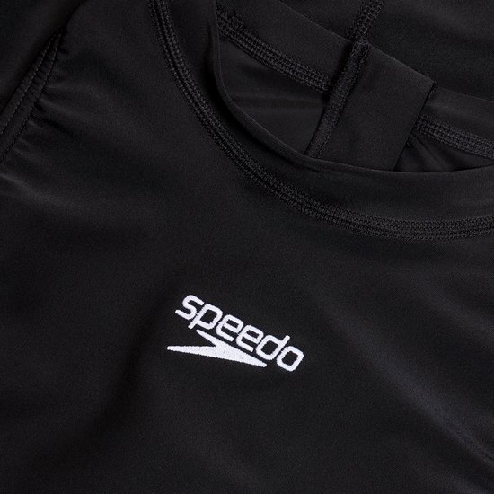 Close-up van het Speedo logo op een zwart sportbadpak.