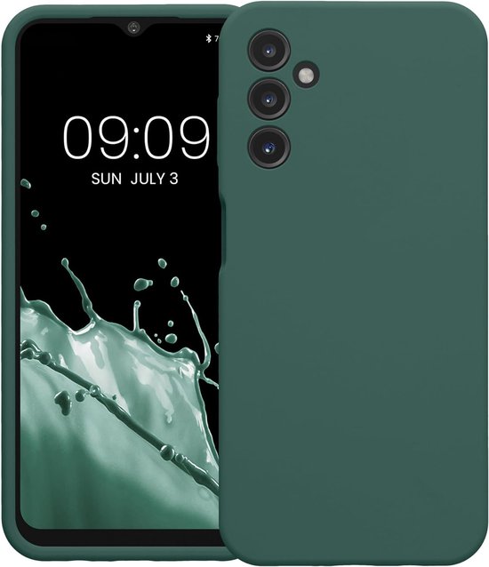 Coque de téléphone vert foncé à côté d'un téléphone affichant une horloge.