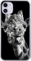 Geschikt voor iPhone 11 hoesje - Giraffe tegen zwarte achtergrond in zwart-wit - Siliconen Telefoonhoesje