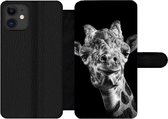 Bookcase Geschikt voor iPhone 12 Pro Max telefoonhoesje - Giraffe tegen zwarte achtergrond in zwart-wit - Met vakjes - Wallet case met magneetsluiting