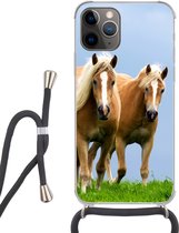 Hoesje met koord Geschikt voor iPhone 11 Pro Max - Paarden - Gras - Lucht - Siliconen - Crossbody - Backcover met Koord - Telefoonhoesje met koord - Hoesje met touw