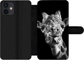 Bookcase Geschikt voor iPhone 12 Mini telefoonhoesje - Giraffe tegen zwarte achtergrond in zwart-wit - Met vakjes - Wallet case met magneetsluiting