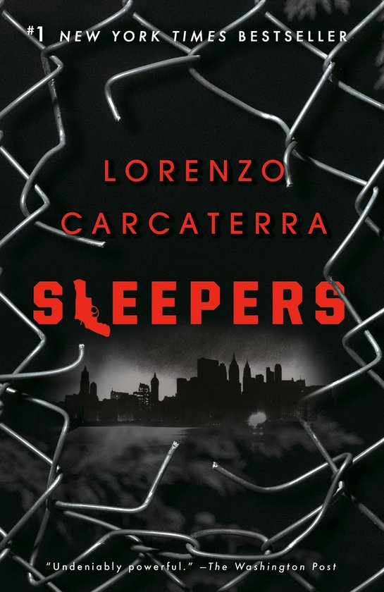 Couverture du livre 'SLEEPERS' de Lorenzo Carcaterra, avec une clôture brisée et un panorama urbain en arrière-plan. #1 New York Times Bestseller.