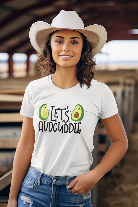 Shirt - Lets avocuddle - Wurban Wear | Grappig shirt | Leuk cadeau | Unisex tshirt | Vegan | Afvallen | Dieren | Sport | Fitness | Gezond | Duurzaam | Vegan kleding | Wit