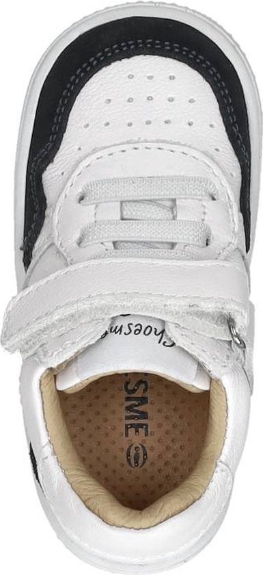 Bovenkant van een witte leren sneaker met donkerblauwe rand, veters en klittenbandsluiting. SHOESME op de binnenzool.