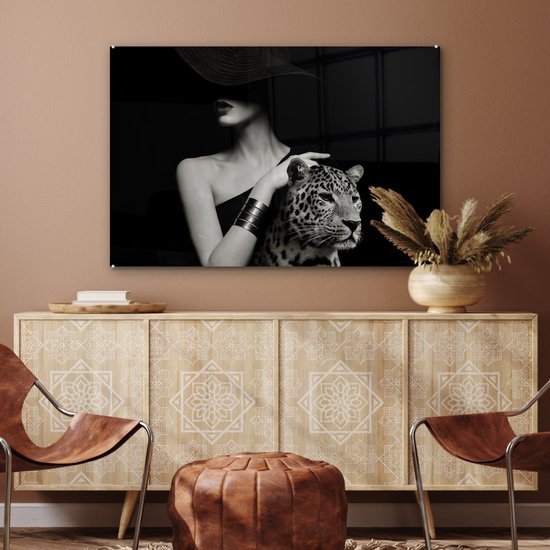 MuchoWow® Glasschilderij 120x80 cm - Schilderij acrylglas - Vrouw - Luipaard - Luxe - Zwart - Wit - Dier - Foto op glas - Muurdecoratie woonkamer - Wanddecoratie slaapkamer - Schilderijen