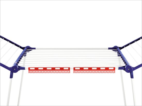 Wit droogrek met blauwe details en twee rode houders voor kleine kledingstukken.