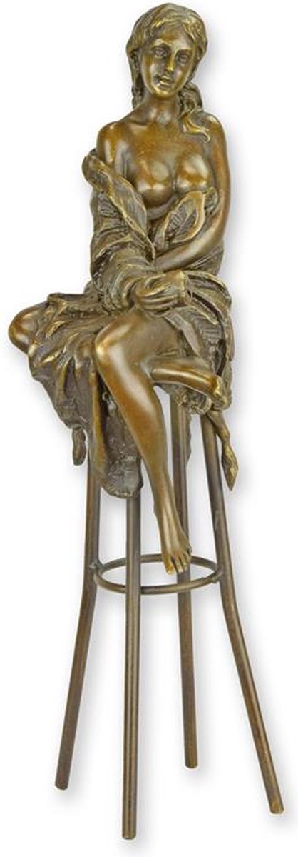 EEN BRONZEN BEELD VAN EEN DAME OP EEN BARSTOEL